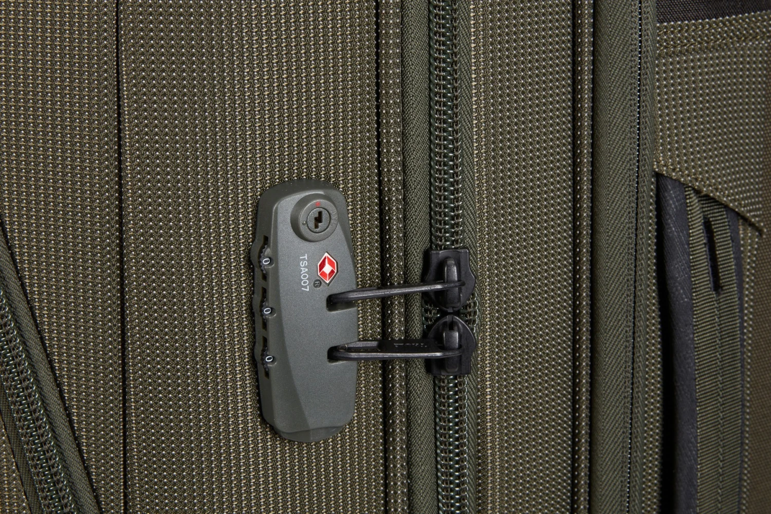 Thule Crossover 2 Spinner 76cm/30 Inch - Dress Blue 3204038 8 Thule Crossover 2 Spinner 76cm/30 Inch - Dress Blue 3204038 - Image 7